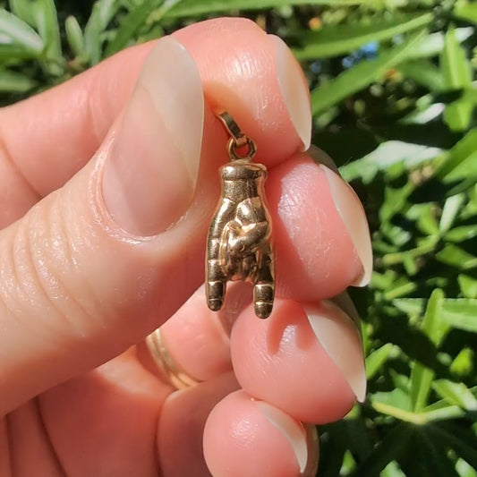 18k Mano Cornuto Pendant