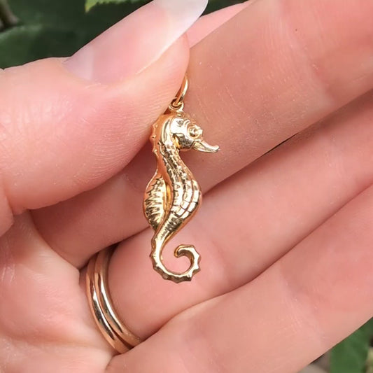 18k Seahorse Charm