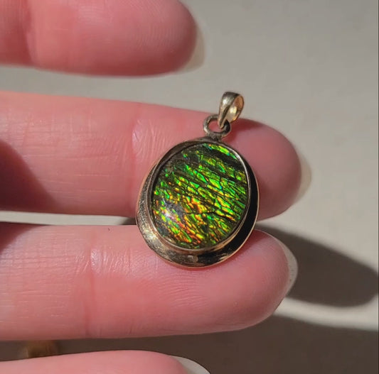 14k Ammolite Oval Pendant