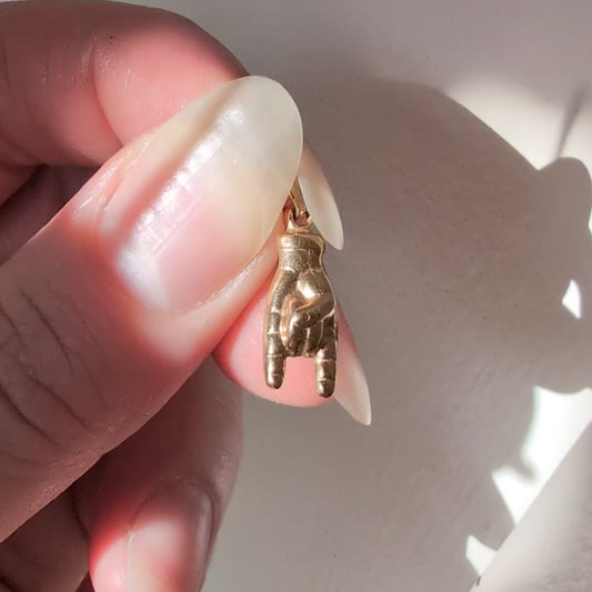 18k Mano Cornuto Pendant